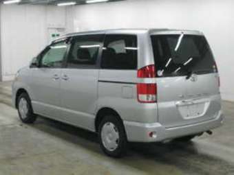 2005 Toyota Noah Photos