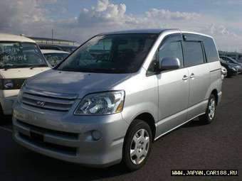 2005 Toyota Noah Photos