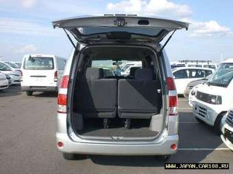 2005 Toyota Noah Pictures