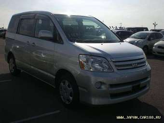 2005 Toyota Noah Pictures