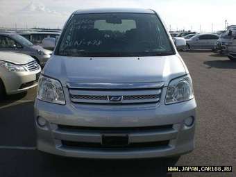 2005 Toyota Noah Photos