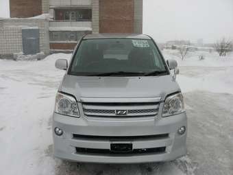 2005 Toyota Noah Images