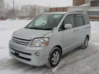 2005 Toyota Noah Pictures
