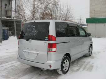 2005 Toyota Noah Pictures