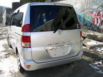 2005 Toyota Noah Photos
