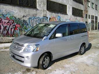 2005 Toyota Noah Pictures