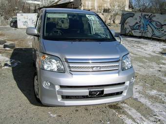 2005 Toyota Noah Pics