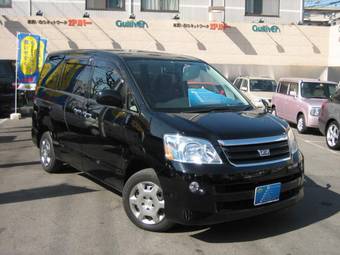 2005 Toyota Noah Pics