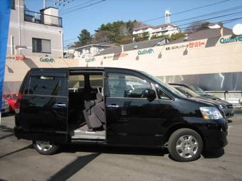 2005 Toyota Noah Pictures