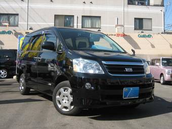 2005 Toyota Noah Pictures