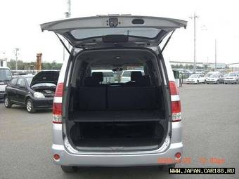 2005 Toyota Noah Photos