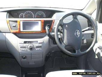 2005 Toyota Noah Photos