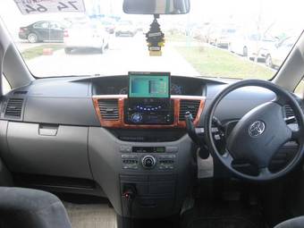 2005 Toyota Noah Pictures