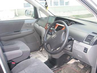 2005 Toyota Noah Images