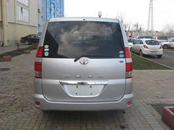 2005 Toyota Noah Photos