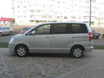 2005 Toyota Noah Photos