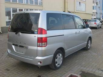 2005 Toyota Noah Pictures