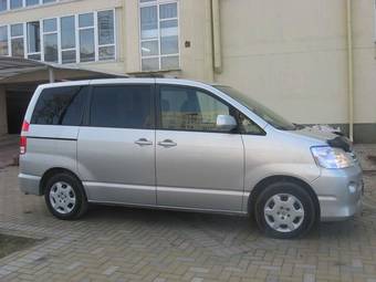 2005 Toyota Noah Photos