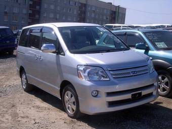 2005 Toyota Noah Pictures