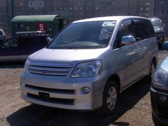 2005 Toyota Noah Photos