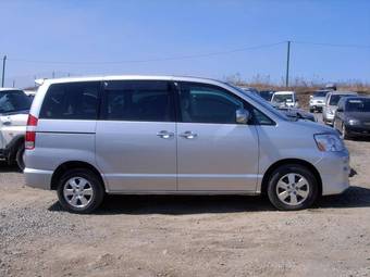 2005 Toyota Noah Photos