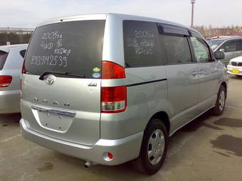 2005 Toyota Noah Pictures