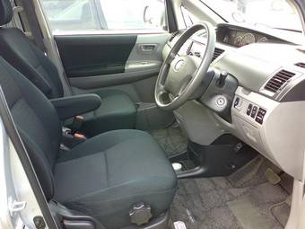 2005 Toyota Noah Photos