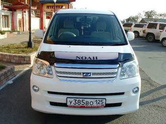 2005 Toyota Noah Pictures