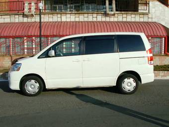 2005 Toyota Noah Pics