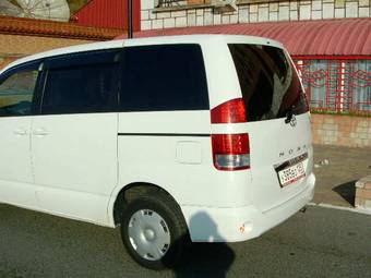 2005 Toyota Noah Pictures