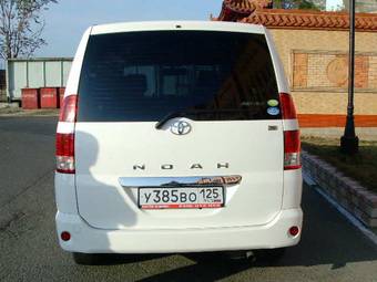 2005 Toyota Noah Pictures