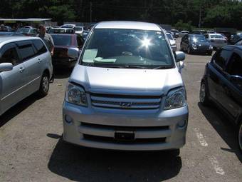 2005 Toyota Noah Pictures