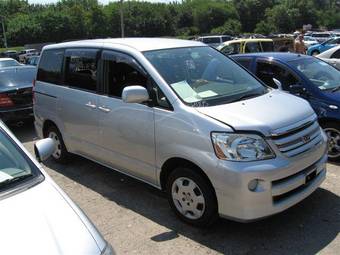 2005 Toyota Noah Pictures