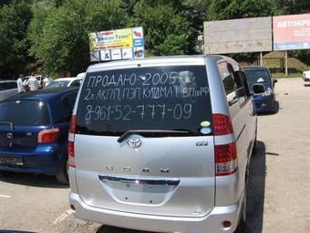 2005 Toyota Noah Photos