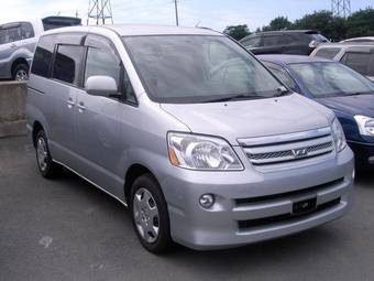 2005 Toyota Noah Pictures