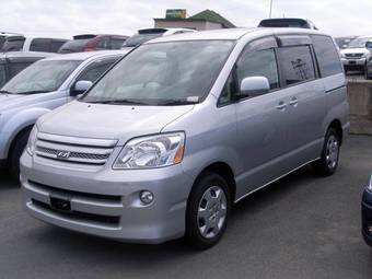 2005 Toyota Noah Photos