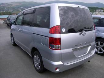 2005 Toyota Noah Photos