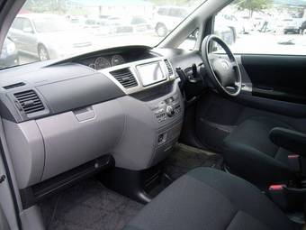 2005 Toyota Noah Photos