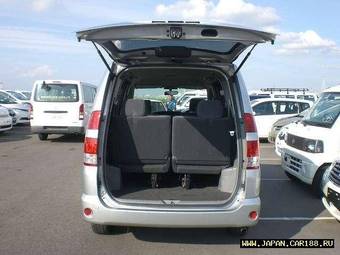 2005 Toyota Noah Photos