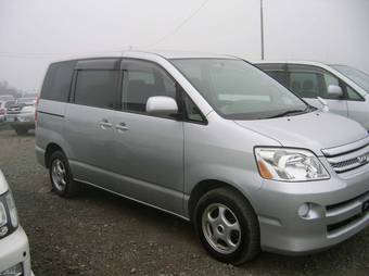 2006 Toyota Noah Photos