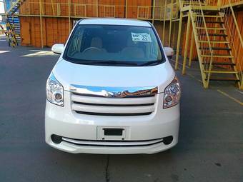 2010 Toyota Noah Photos