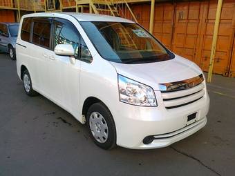 2010 Toyota Noah Pictures