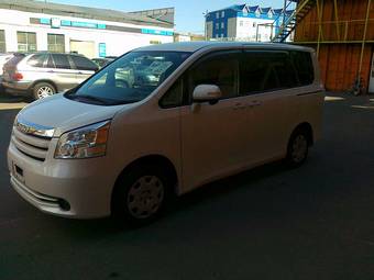 2010 Toyota Noah Photos