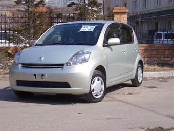 2004 Toyota Passo Images