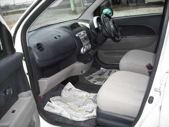 2004 Toyota Passo Images