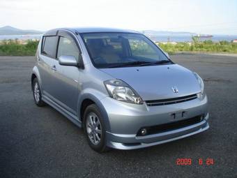 2004 Toyota Passo Pictures