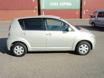 2005 Toyota Passo Images