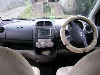 2005 Toyota Passo Pictures