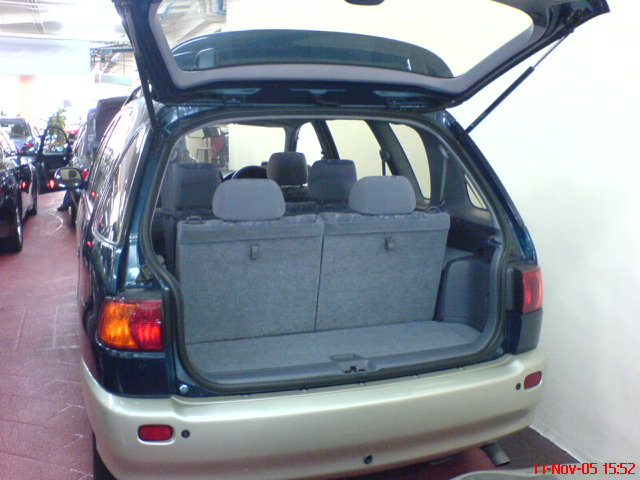 2000 Toyota Picnic Photos