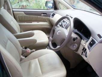 2004 Toyota Picnic Images